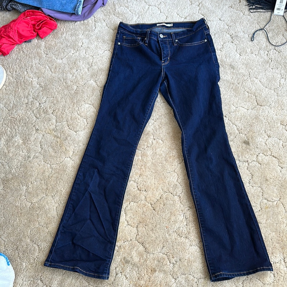 Levi jeans size 28, boot cut